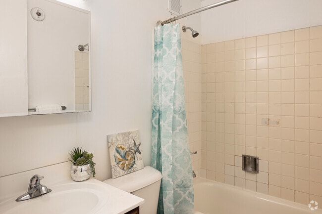 3BR, 1BA - 1050SF - Bathroom