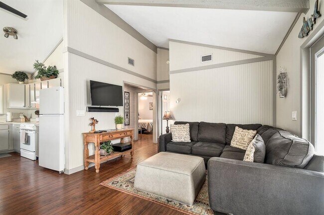 2591 Lakeshore Dr