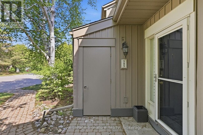 Photo - 585 Oxbow Crescent
