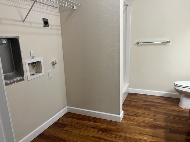 Mast Bathroom (washer/dryer hookups)
