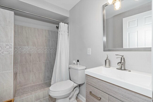 Photo - 305 E 9th St