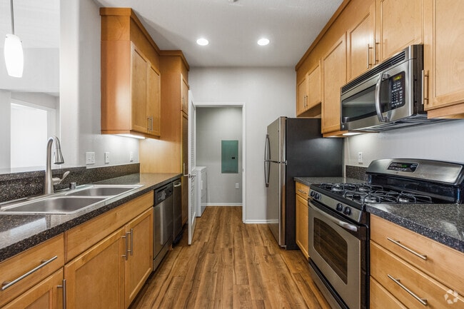 2BR, 2BA - 972SF - Kitchen