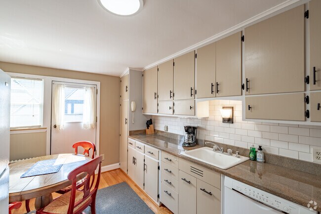 2R, 1BA - 900SF - Kitchen - 585 W Ferry St