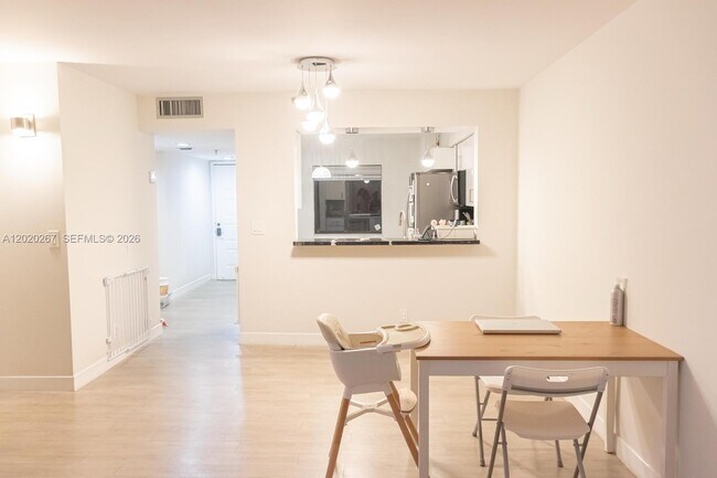 Photo - 2200 S Cypress Bend Dr Unidad 204