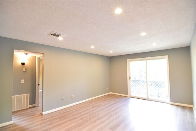 Photo - Great, updated condo with ton's of amenities! Unidad 27-1