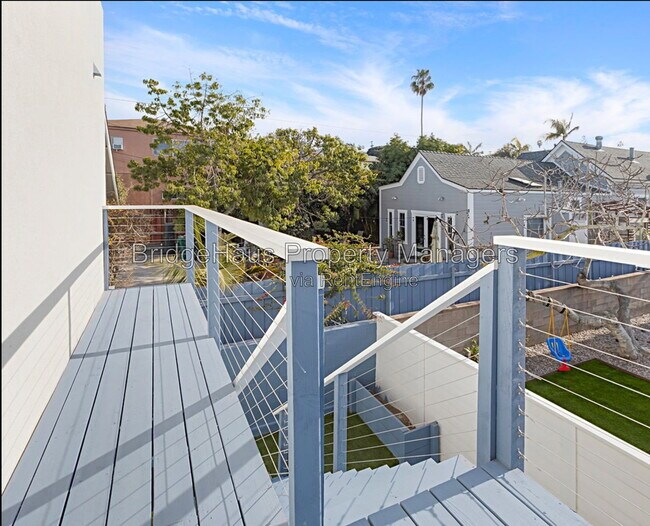 4656 Santa Monica Ave