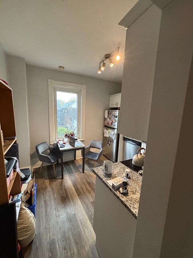 Photo - 727 Lansdowne Av