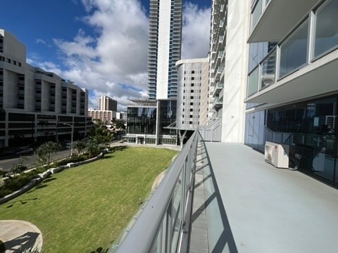 ¡Terraza de 575 pies cuadrados con sofás y mesa para exteriores disponible a partir del 18 de noviembre! - 1500 Rycroft St Unidad 312R