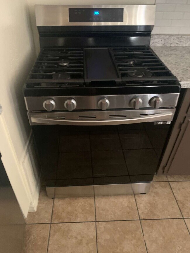 "Charming 3-Bed Oasis in Desert Hot Springs with Granite Touch & Cozy Fireplace!"