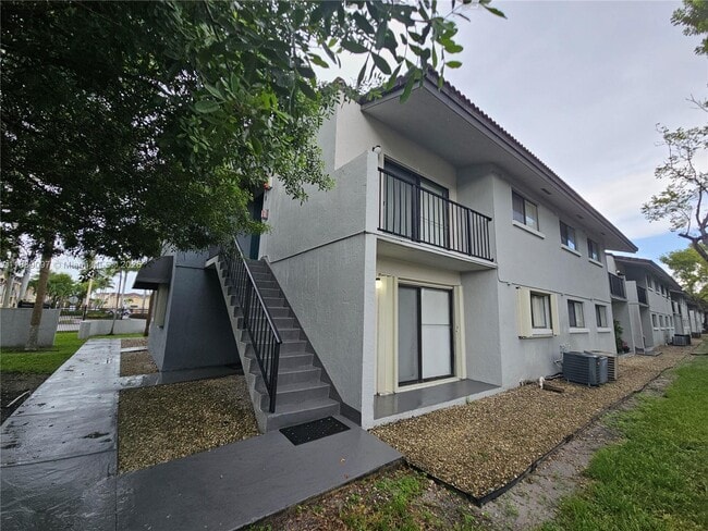 Building Photo - 6901 NW 179th St Unit 212