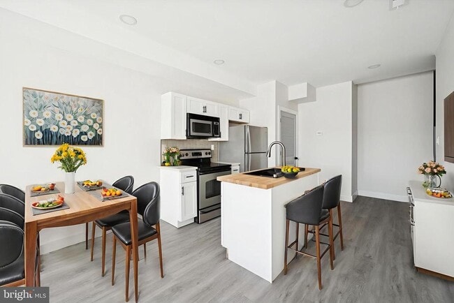 Building Photo - 32 S 62nd St Unit 2