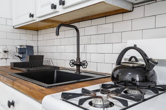Photo - 212 19th St Apartments Unit 212 19th Street Lower