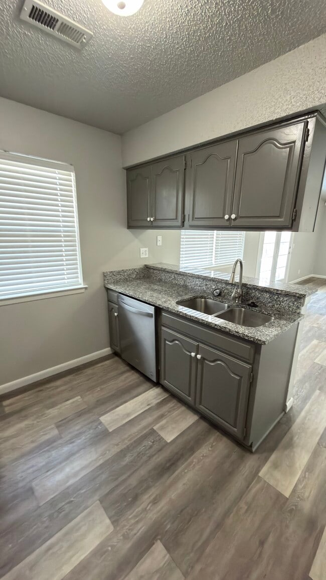 Photo - 150 W Kent St