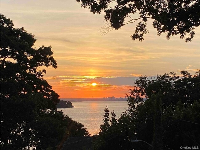 Building Photo - 161 W 15th Ave