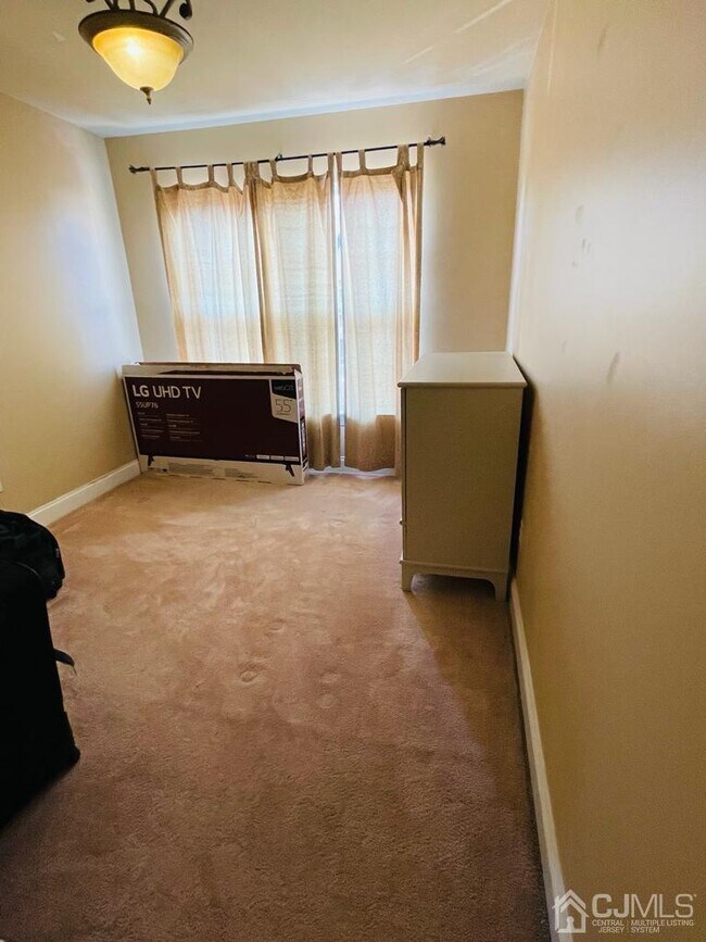 Photo - 409 Johnson St