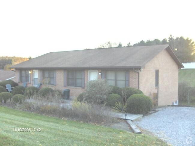 Building Photo - 3 Bedroom 2 Bath Duplex Rental