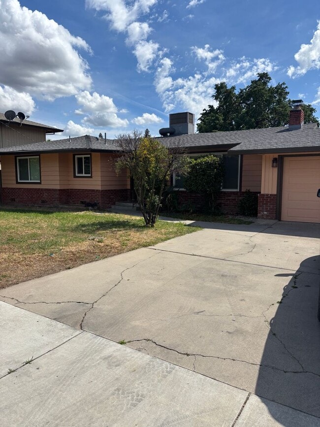 Building Photo - 3 BD 2 BA House in Yuba City! AVAILABLE NOW!!
