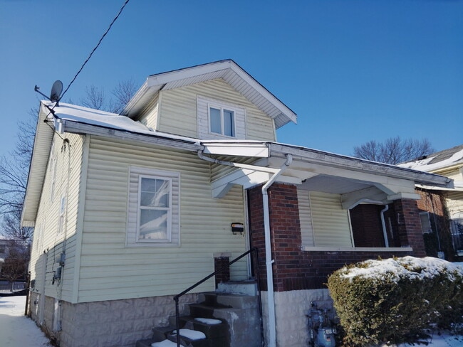 Building Photo - 814 S 37th St