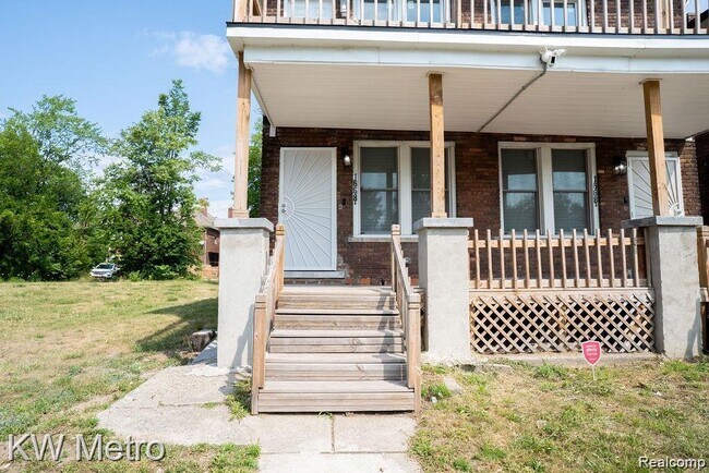 Photo - 1668 Blaine St