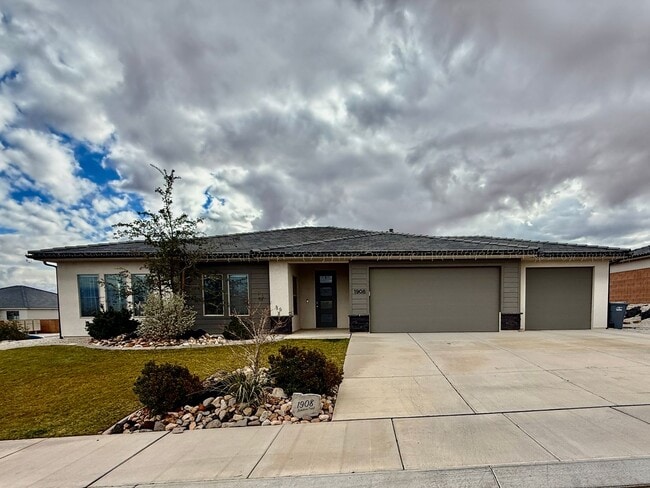 Building Photo - Lovely Pet Friendly 3-BR + Office in Sage Canyon