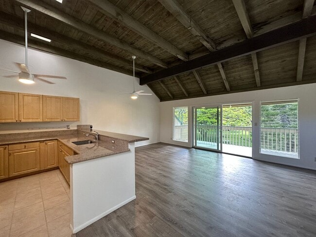 Upgraded 3 bedroom/2 bath townhome at Yach... - Upgraded 3 bedroom/2 bath townhome at Yach...