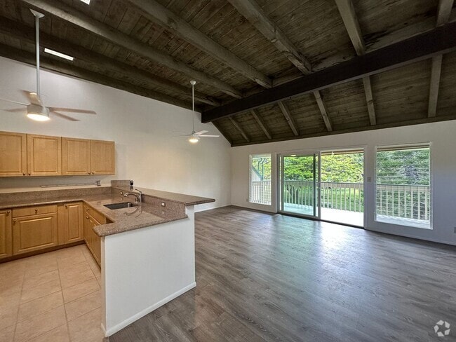Building Photo - Upgraded 3 bedroom/2 bath townhome at Yach... Unit 4