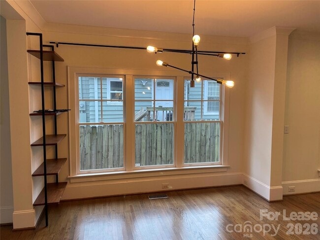 Photo - 2321 Barry St