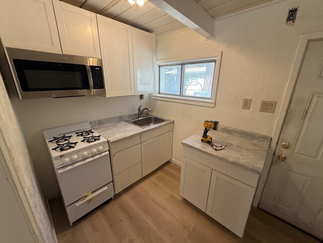 Building Photo - 2975 Sacramento Ave Unit 2