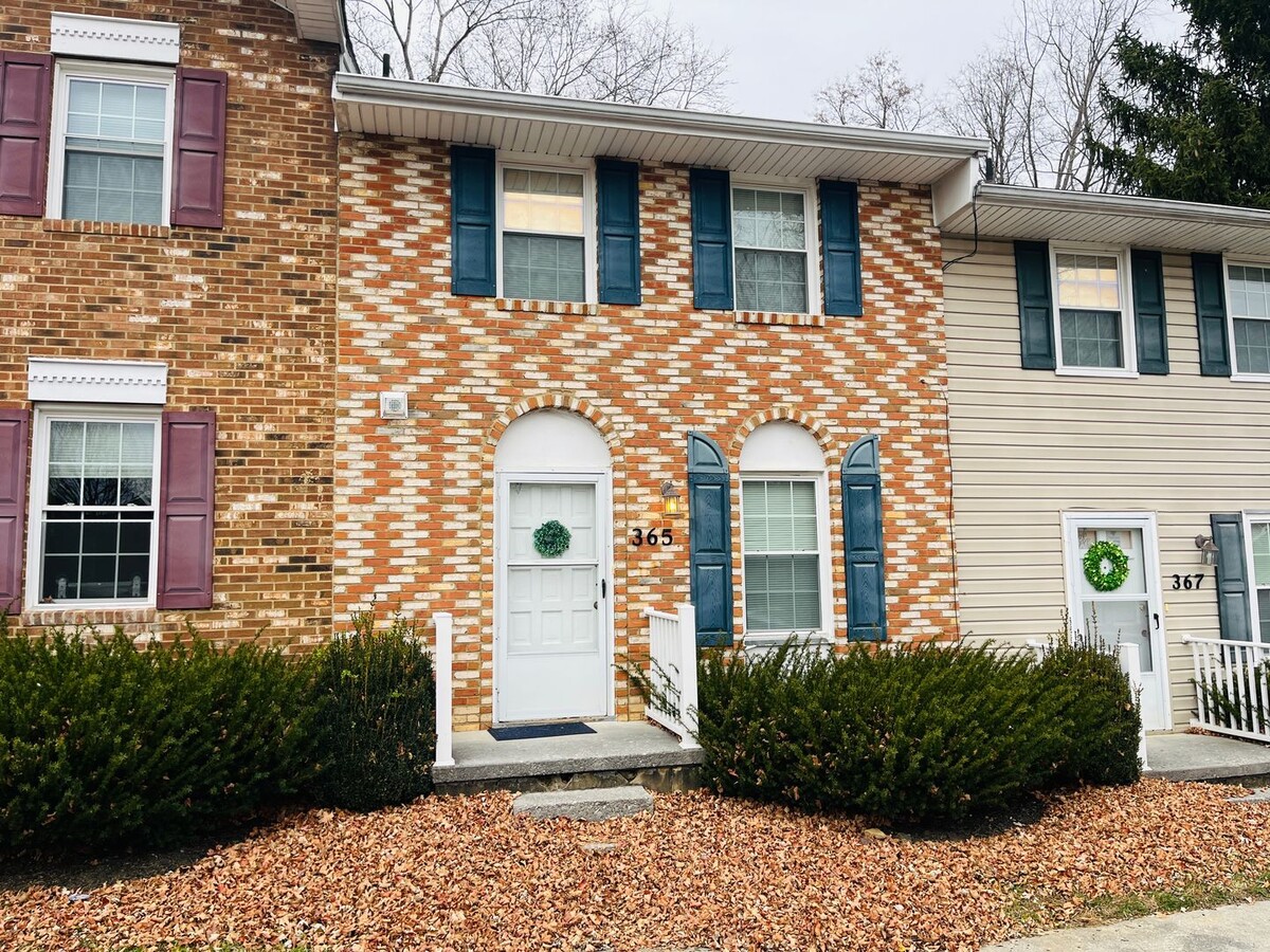2 Bedroom, 1.5 Bath Townhouse - 2 Bedroom, 1.5 Bath Townhouse