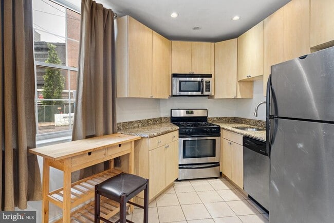 Photo - 2700-14 South St