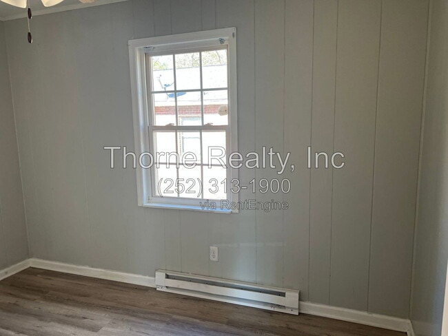 Photo - 1625 Clark St