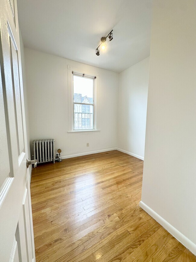 Photo - 33-12 28th St