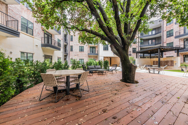 Building Photo - Lenox 7th Rental