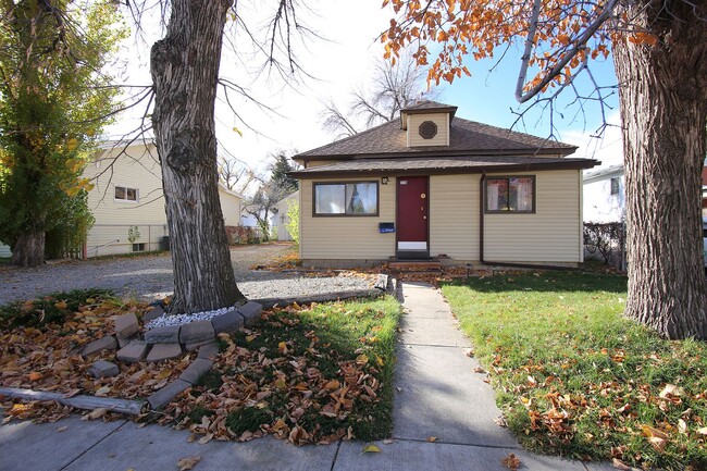 Building Photo - 2 Bed 1 Bath + Garage and Yard