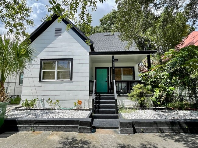 Building Photo - 3 Bedroom 2 Bath House in the Heart of Wes...