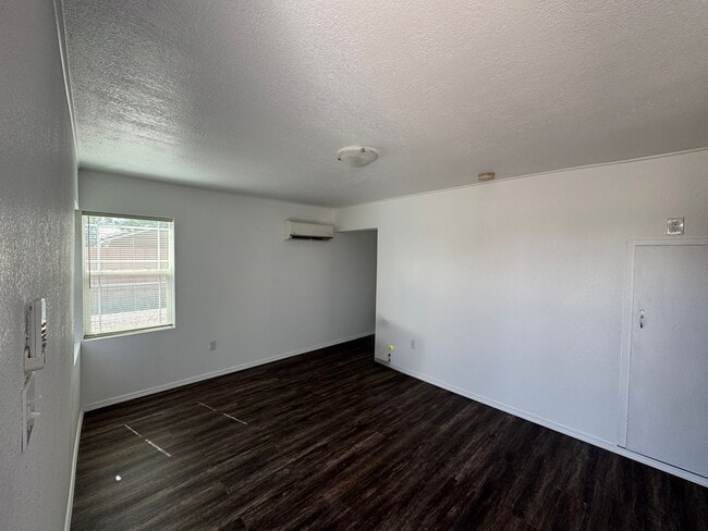 1105 W Alameda St