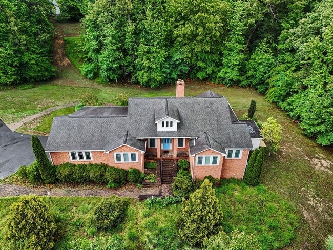 Building Photo - Ultimate Aviation Estate: Luxury 1-Level Living on 5+ Acres Near Downtown Fredericksburg