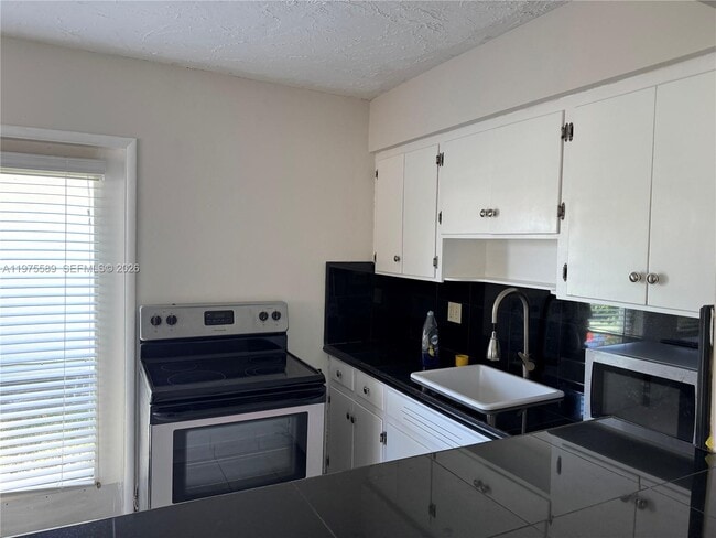 Building Photo - 816 NE 10th St Unit 1