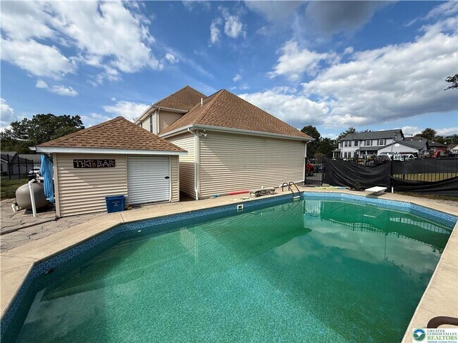 Photo - 4 bedroom 2.5 bathroom