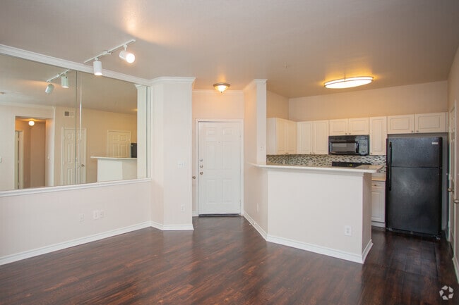 1BR, 1BA - 855SF - Richardson - Halston on Frankford