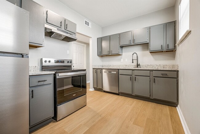 Photo - 2395 Forest Ave