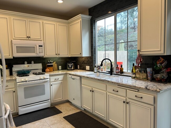 Kitchen w/view of Patio - 580 Fenwick Way