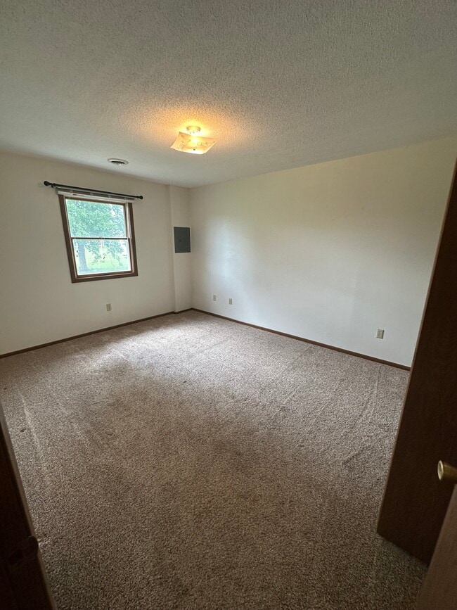 Dormitorio 1 - 718 Randy Rd