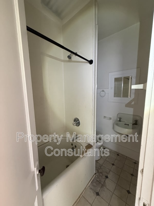 Photo - 1014 E 1st St