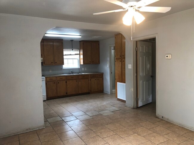 422 W Lott Ave