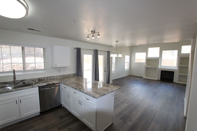 Building Photo - Remodeled End-Unit Townhome in Village at Elk Run
