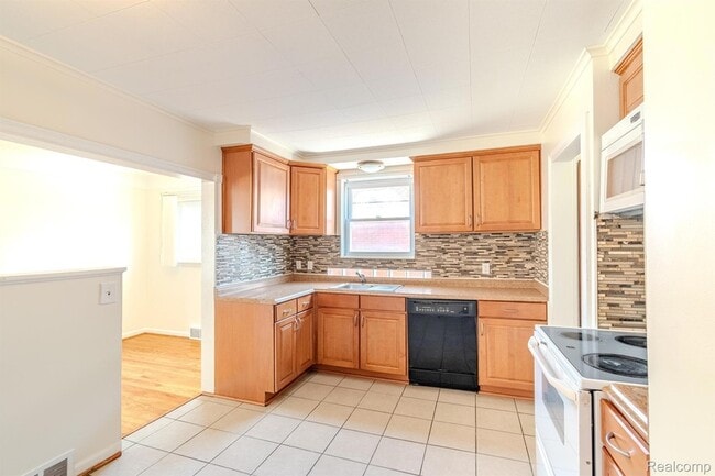 Photo - 23000 Alger St