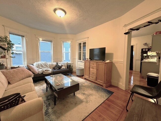 Building Photo - 28 Lexington Ave Unit 3