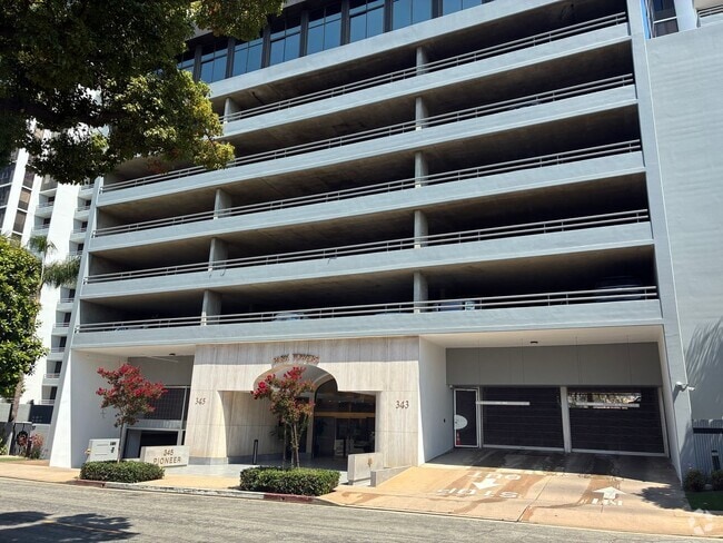 Building Photo - AVAILABLE NOW! Rental