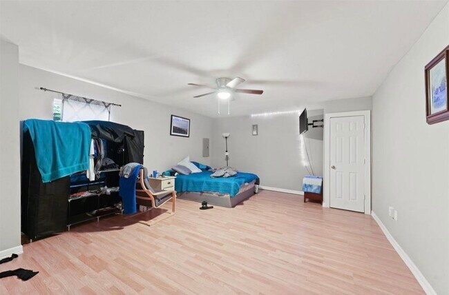 Photo - 8538 Sunderland Rd